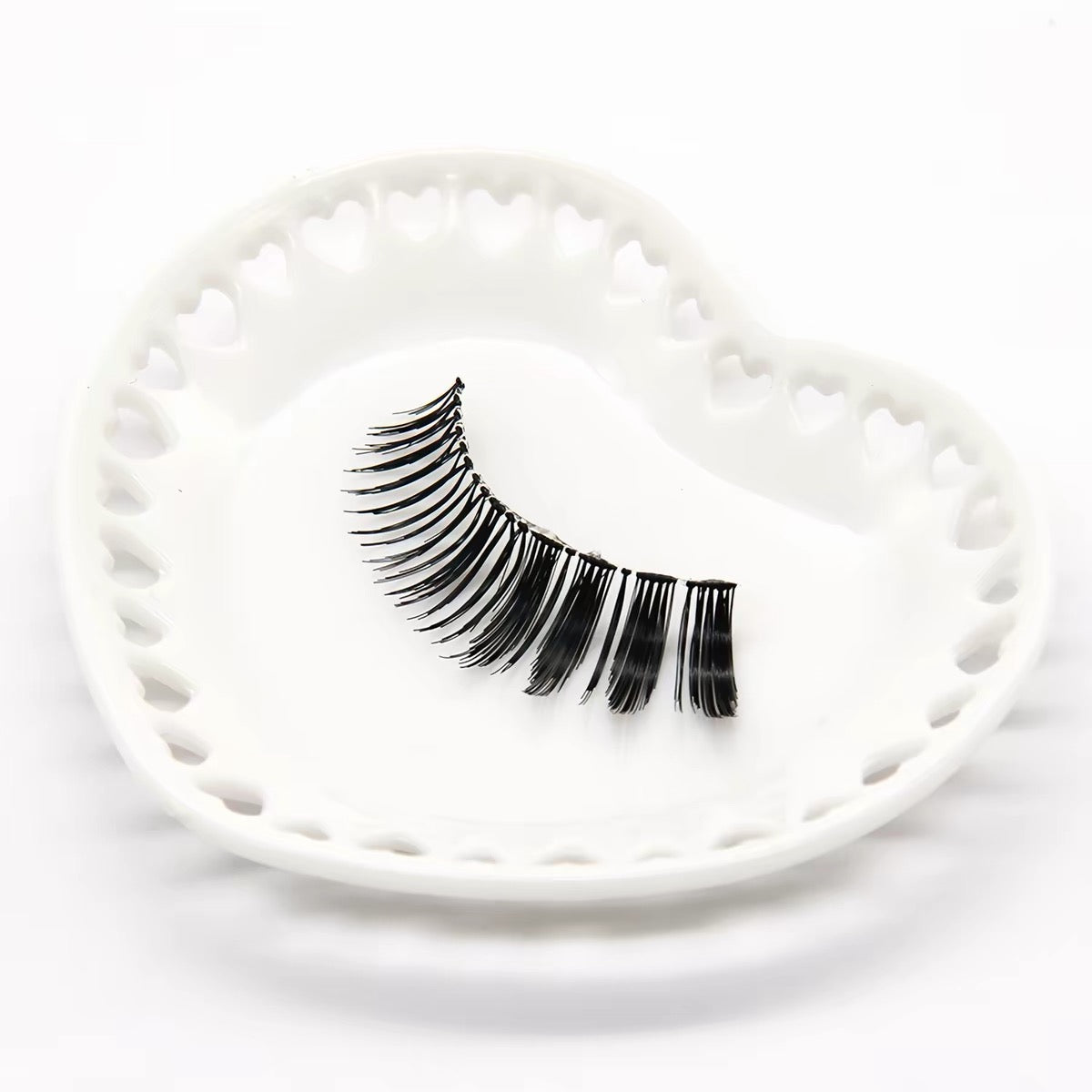 Close-up of one blue-pack Diamond Lash style dupe false eyelash