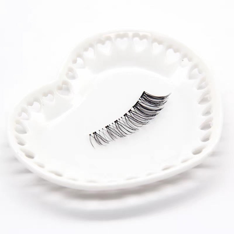 Close-up of one yellow-pack Diamond Lash style dupe false eyelash