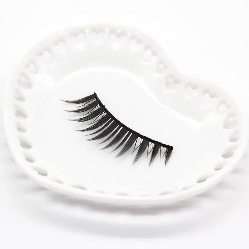 Close-up of gyaru dolly eye false lash dupe