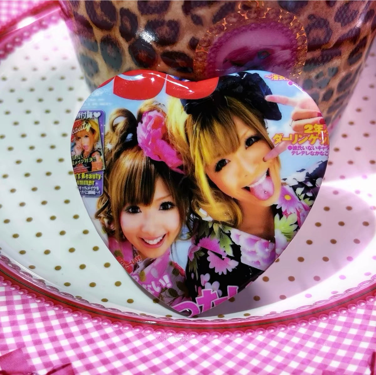 Large heart and round pin set display