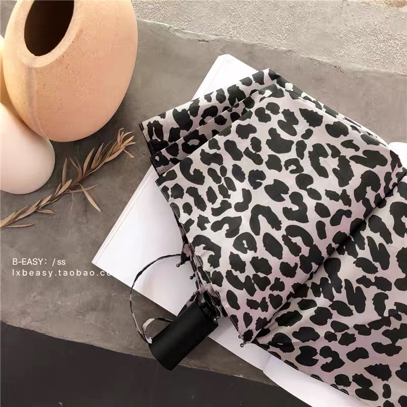 Gray leopard print folded umbrella