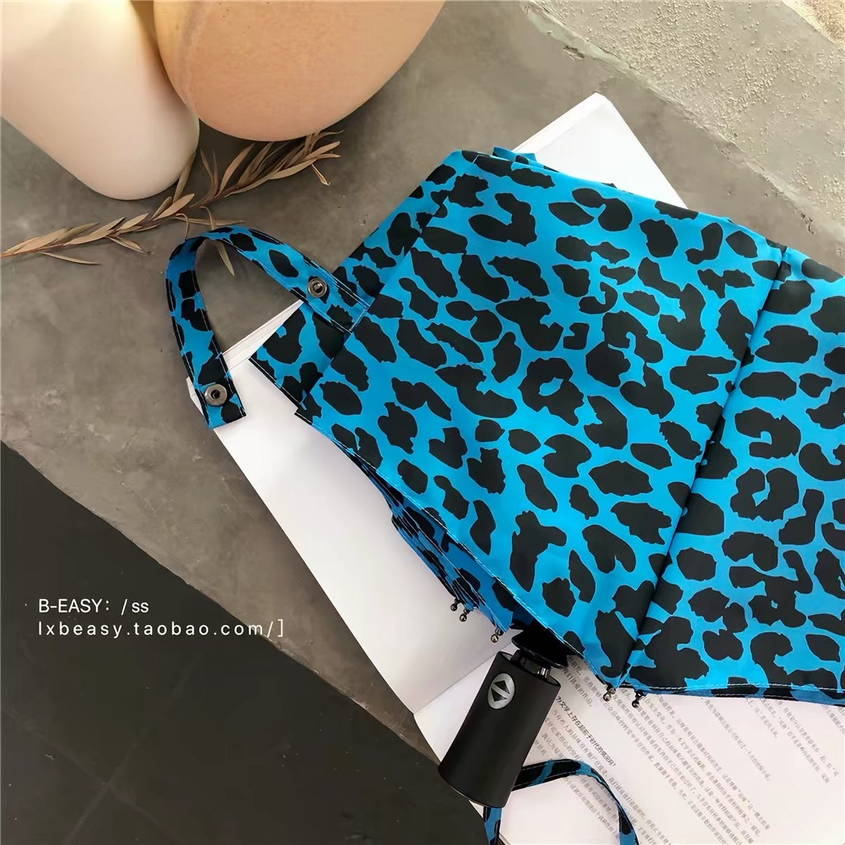 Blue leopard print folded umbrella