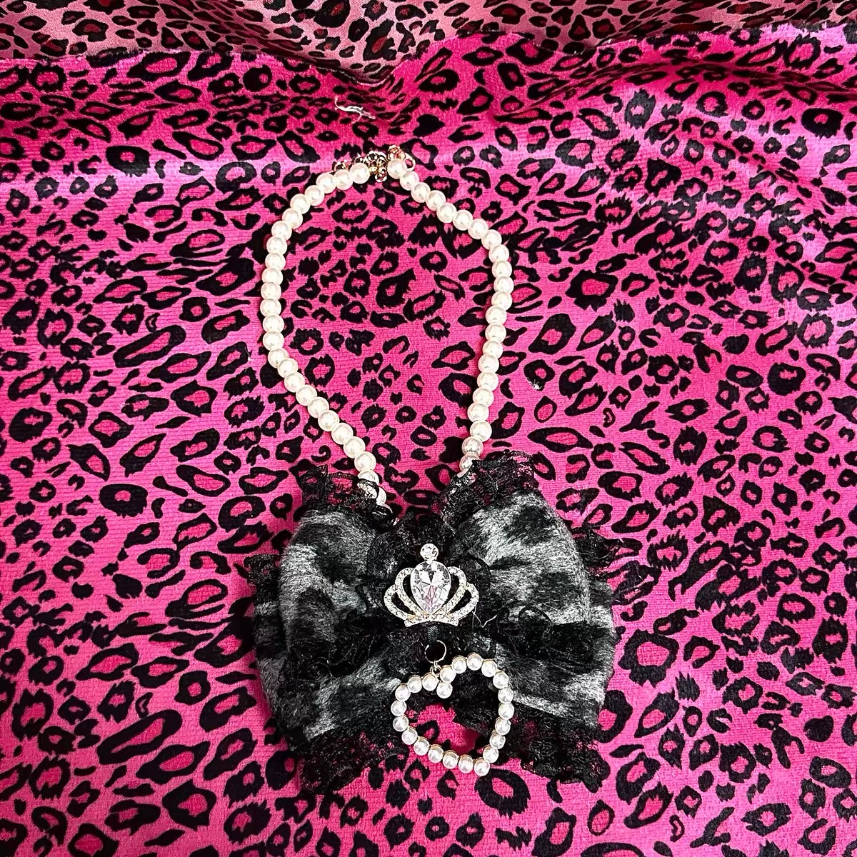 Gray-black leopard bow pearl necklace with lace, crown ornament and heart pendant